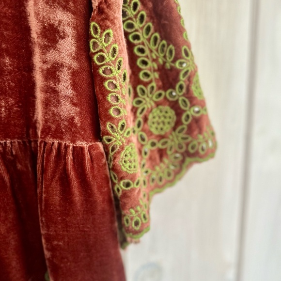 Ivy Jane - Velvet Blouse Peasant Top with Green Lace Accents. XS - Picture 4 of 6